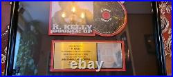R. Kelly RIAA Gold Award Goldene Schallplatte überreicht an R. Kelly